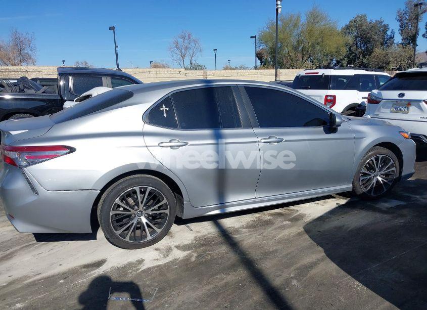 Photo 13 of 2018 Toyota Camry SE (VIN 4T1B11HK1JU581130)