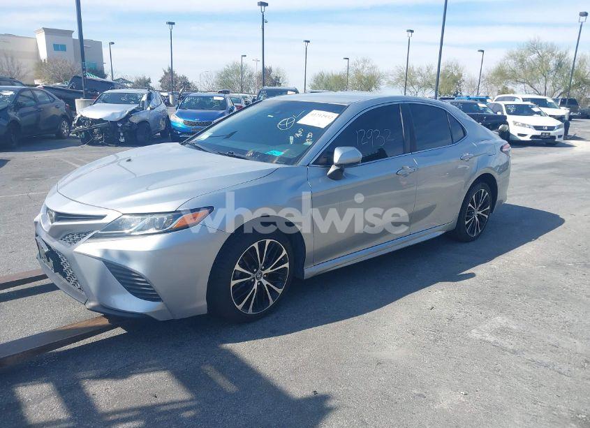 Photo 2 of 2018 Toyota Camry SE (VIN 4T1B11HK1JU581130)