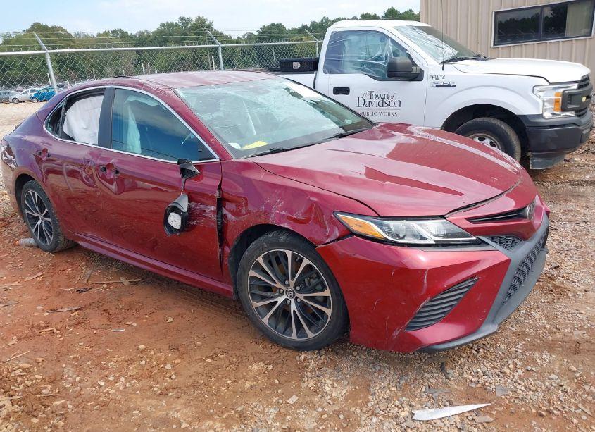 2018 Toyota Camry SE (VIN 4T1B11HK1JU581970) main photo