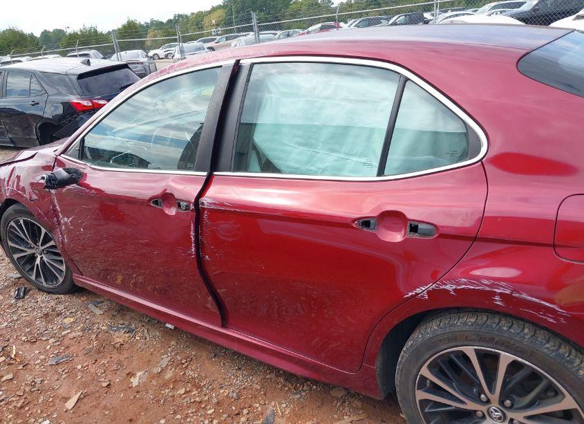 Photo 14 of 2018 Toyota Camry SE (VIN 4T1B11HK1JU581970)