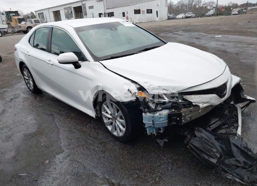 2018 Toyota Camry LE (VIN 4T1B11HK1JU592936) main photo