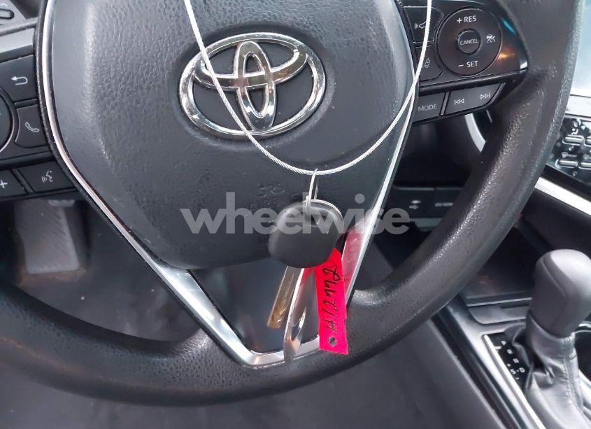 Photo 11 of 2018 Toyota Camry LE (VIN 4T1B11HK1JU592936)
