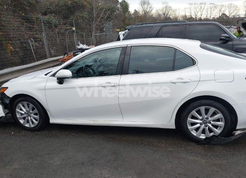 Photo 14 of 2018 Toyota Camry LE (VIN 4T1B11HK1JU592936)