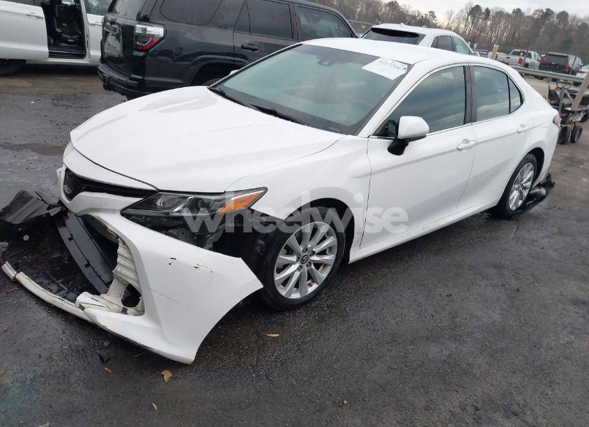 Photo 2 of 2018 Toyota Camry LE (VIN 4T1B11HK1JU592936)