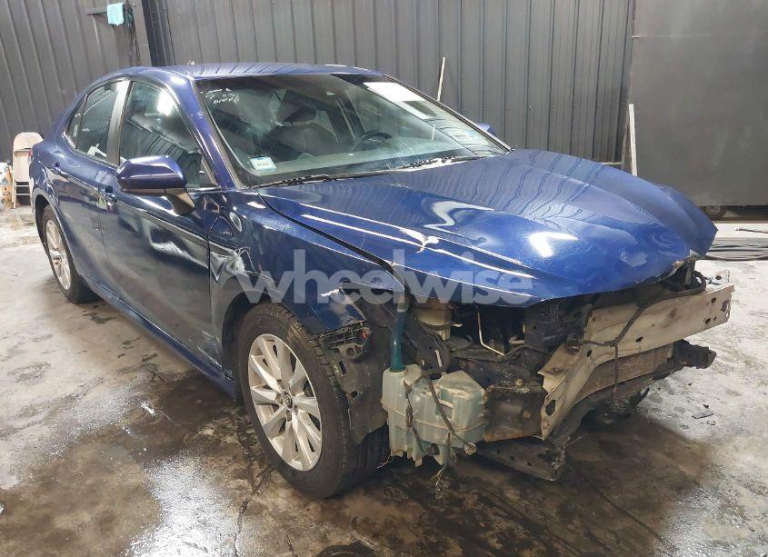 2018 Toyota Camry LE (VIN 4T1B11HK1JU595190) main photo