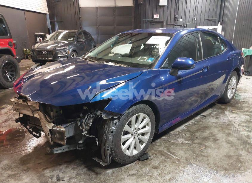 Photo 2 of 2018 Toyota Camry LE (VIN 4T1B11HK1JU595190)