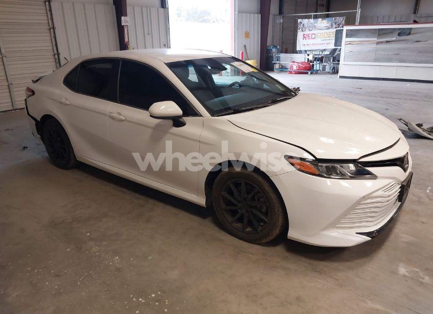 2018 Toyota Camry LE (VIN 4T1B11HK1JU599594) main photo