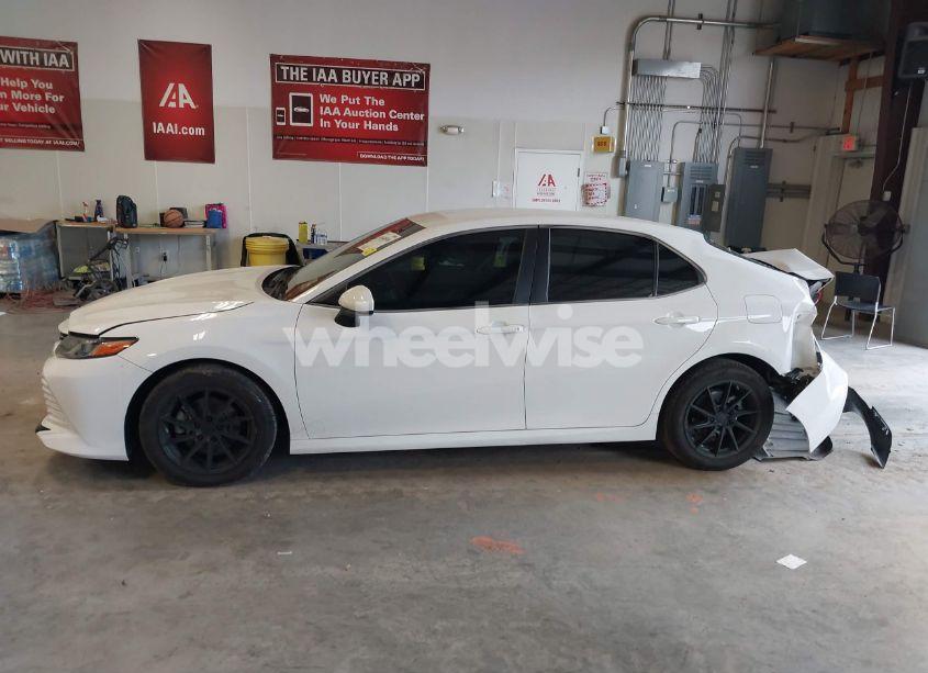 Photo 15 of 2018 Toyota Camry LE (VIN 4T1B11HK1JU599594)
