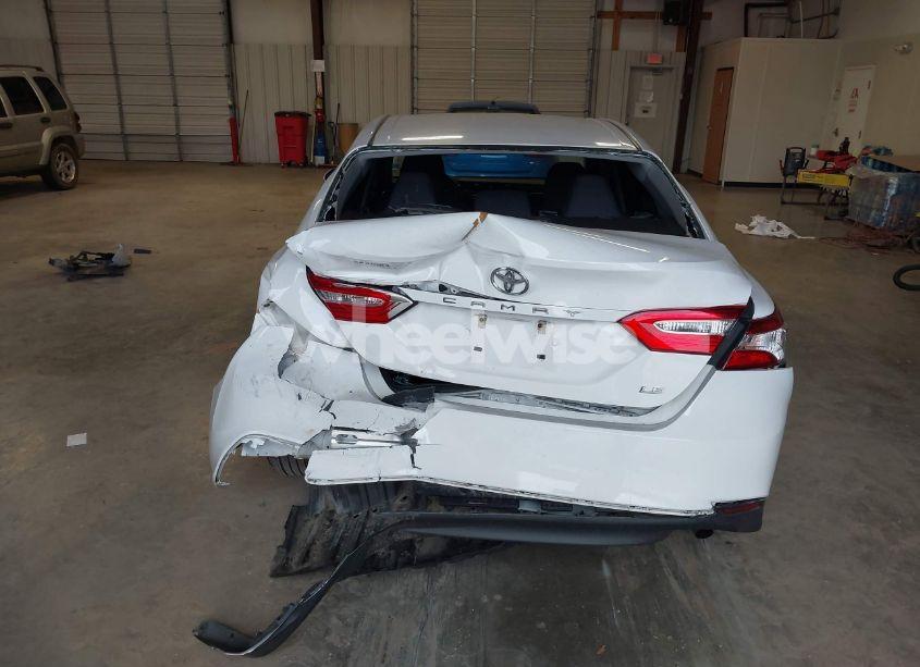 Photo 17 of 2018 Toyota Camry LE (VIN 4T1B11HK1JU599594)