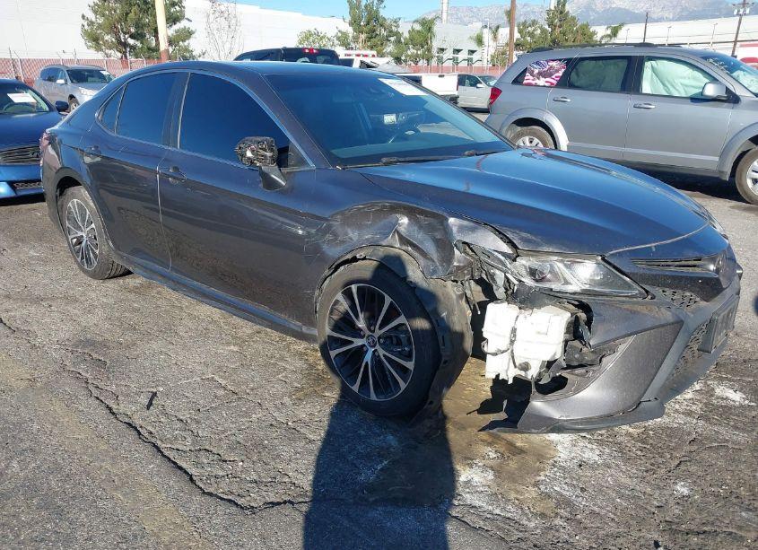 2018 Toyota Camry SE (VIN 4T1B11HK1JU606284) main photo