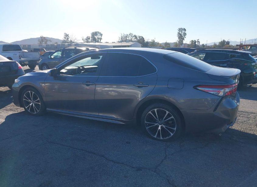 Photo 14 of 2018 Toyota Camry SE (VIN 4T1B11HK1JU606284)