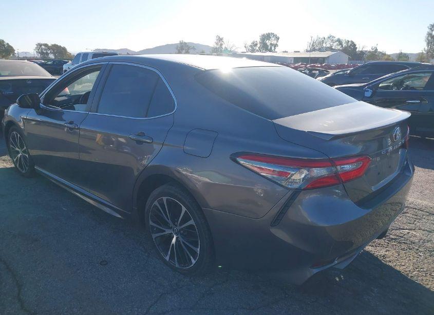 Photo 3 of 2018 Toyota Camry SE (VIN 4T1B11HK1JU606284)