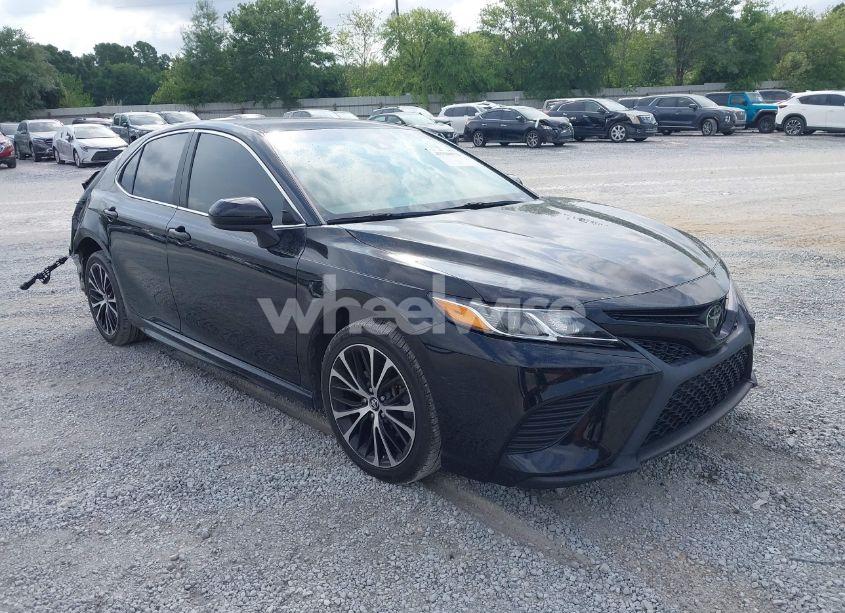 2018 Toyota Camry L/LE/SE/XLE (VIN 4T1B11HK1JU628463) main photo