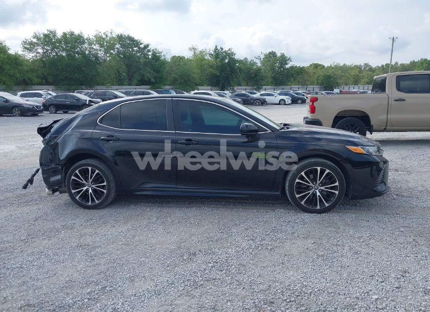 Photo 14 of 2018 Toyota Camry L/LE/SE/XLE (VIN 4T1B11HK1JU628463)