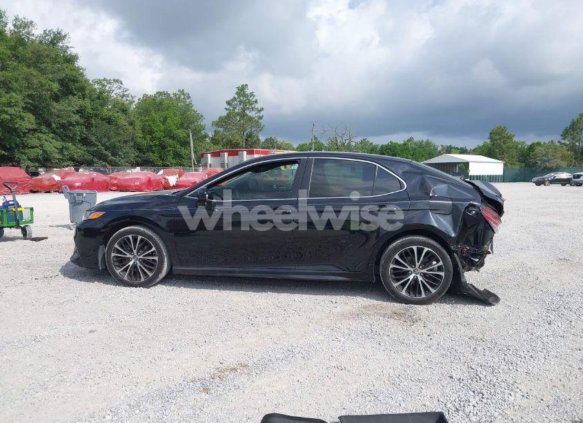 Photo 15 of 2018 Toyota Camry L/LE/SE/XLE (VIN 4T1B11HK1JU628463)