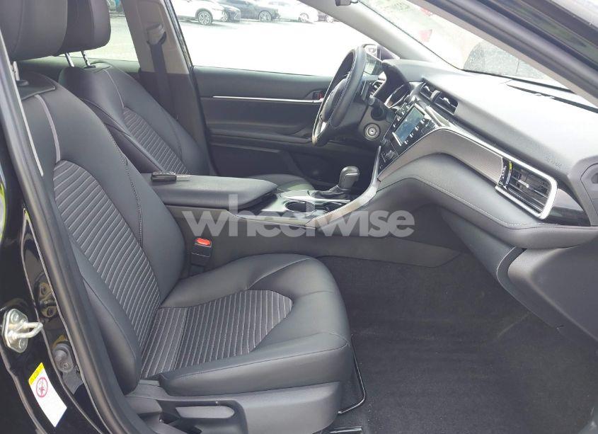 Photo 5 of 2018 Toyota Camry L/LE/SE/XLE (VIN 4T1B11HK1JU628463)