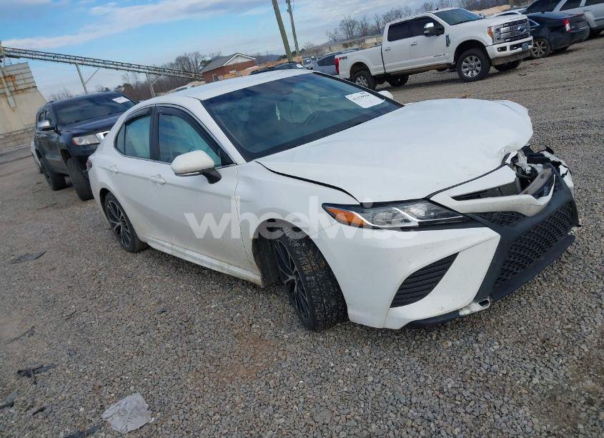 2018 Toyota Camry SE (VIN 4T1B11HK1JU641813) main photo
