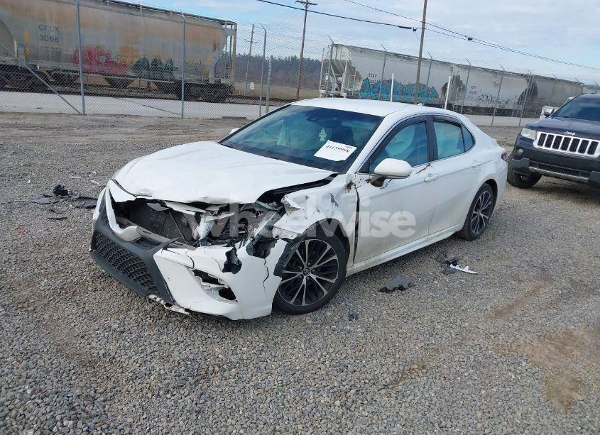 Photo 2 of 2018 Toyota Camry SE (VIN 4T1B11HK1JU641813)