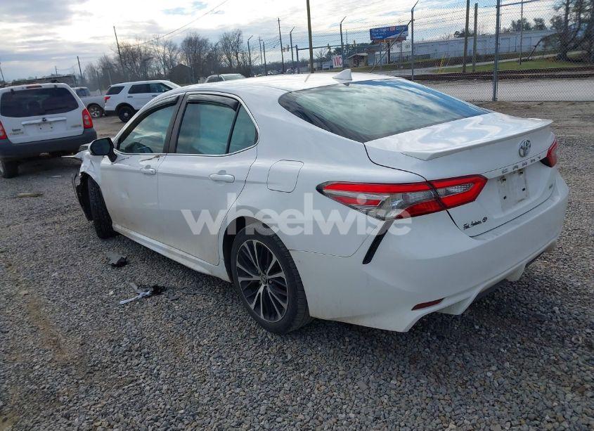 Photo 3 of 2018 Toyota Camry SE (VIN 4T1B11HK1JU641813)