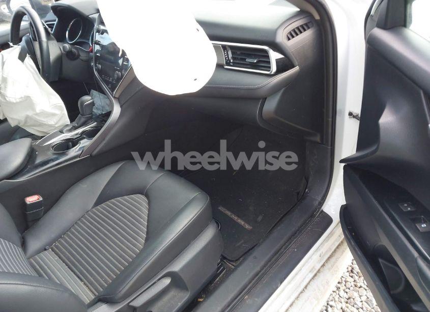 Photo 5 of 2018 Toyota Camry SE (VIN 4T1B11HK1JU641813)