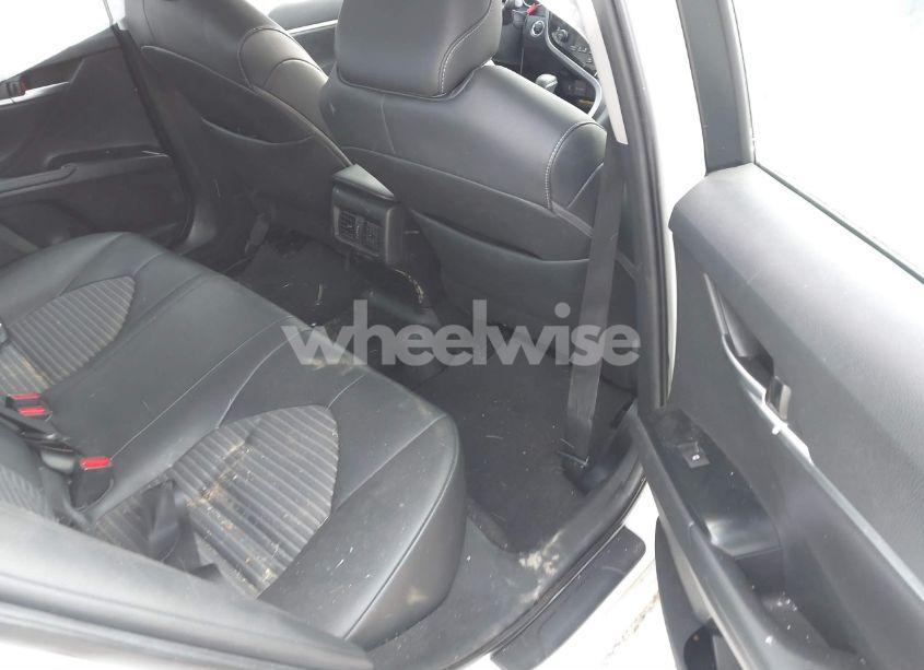 Photo 8 of 2018 Toyota Camry SE (VIN 4T1B11HK1JU641813)