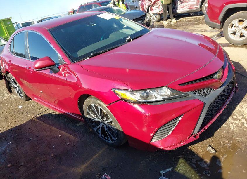 2018 Toyota Camry SE (VIN 4T1B11HK1JU641889) main photo