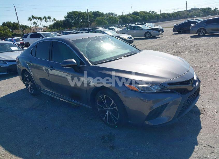 2018 Toyota Camry SE (VIN 4T1B11HK1JU647868) main photo