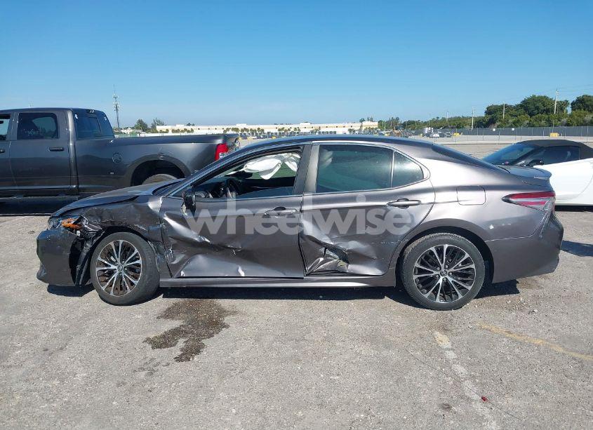 Photo 14 of 2018 Toyota Camry SE (VIN 4T1B11HK1JU647868)