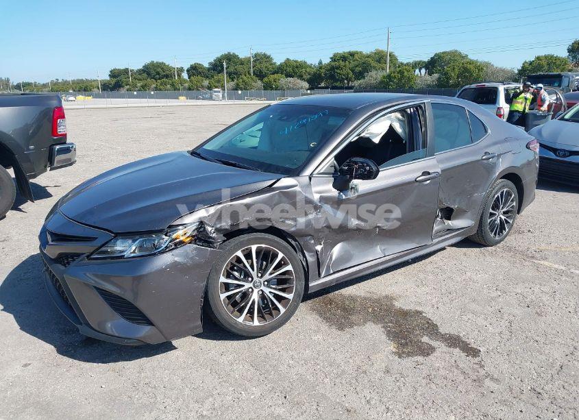 Photo 2 of 2018 Toyota Camry SE (VIN 4T1B11HK1JU647868)