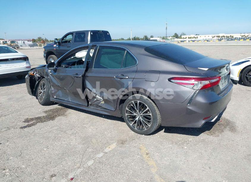 Photo 3 of 2018 Toyota Camry SE (VIN 4T1B11HK1JU647868)