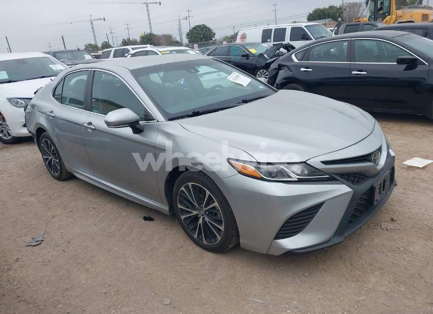 2018 Toyota Camry SE (VIN 4T1B11HK1JU658269) main photo