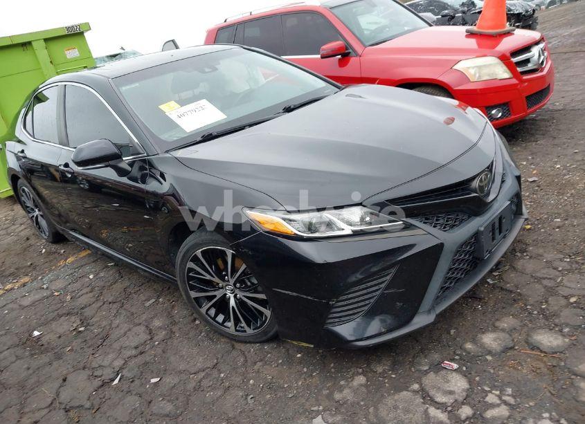 2018 Toyota Camry SE (VIN 4T1B11HK1JU661754) main photo