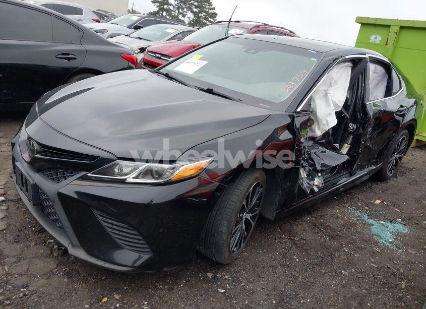 Photo 2 of 2018 Toyota Camry SE (VIN 4T1B11HK1JU661754)
