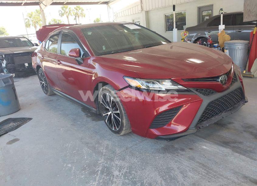2018 Toyota Camry SE (VIN 4T1B11HK1JU663035) main photo