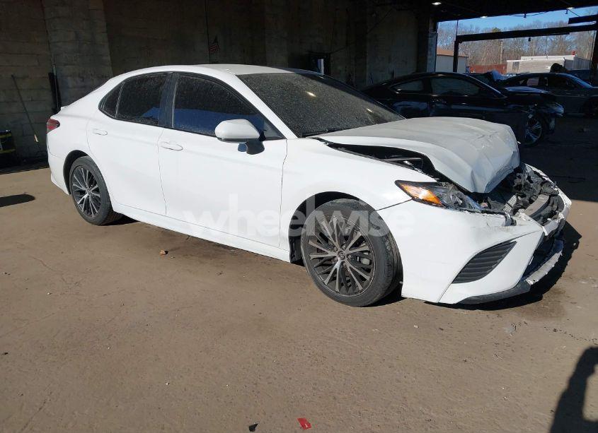 2018 Toyota Camry SE (VIN 4T1B11HK1JU672995) main photo