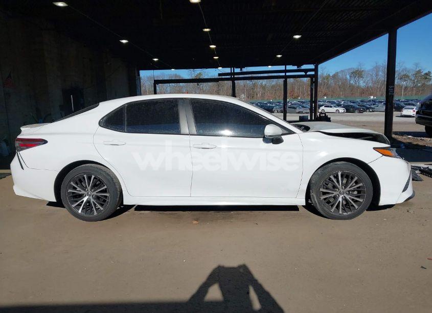 Photo 14 of 2018 Toyota Camry SE (VIN 4T1B11HK1JU672995)
