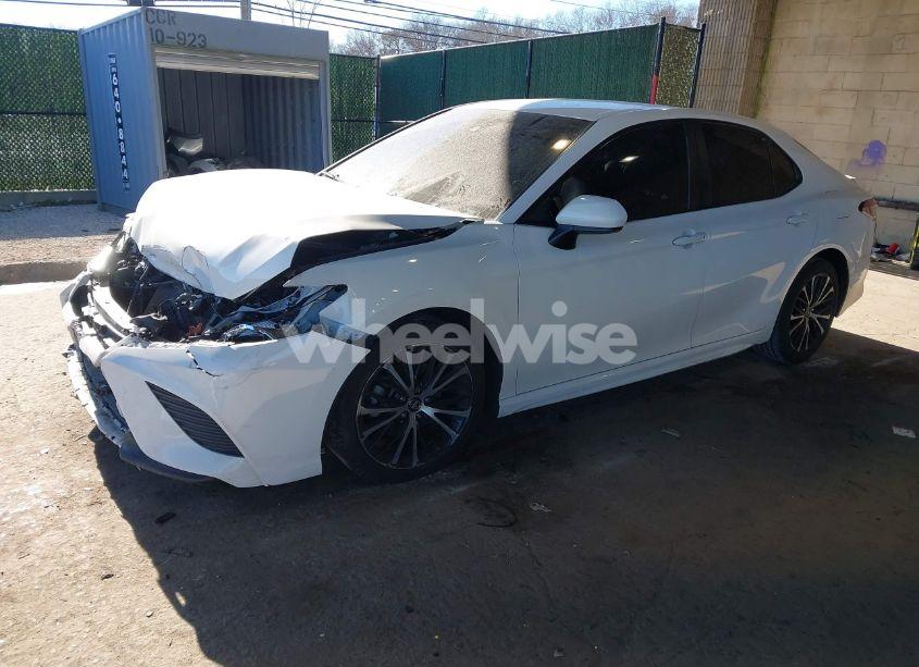 Photo 2 of 2018 Toyota Camry SE (VIN 4T1B11HK1JU672995)