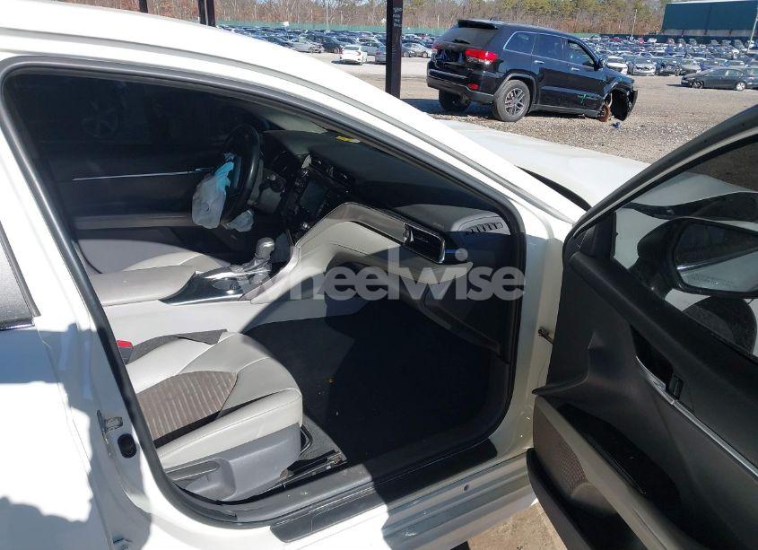 Photo 5 of 2018 Toyota Camry SE (VIN 4T1B11HK1JU672995)