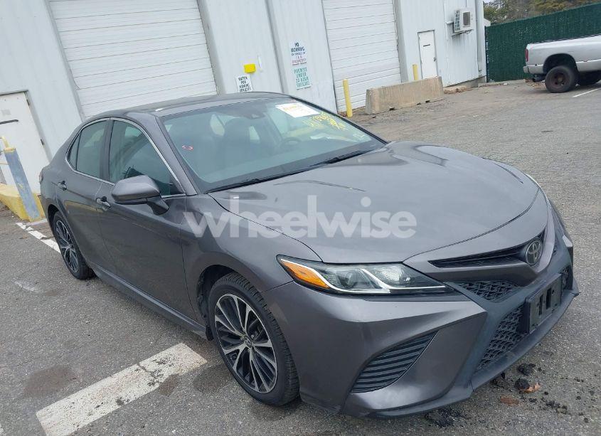 2019 Toyota Camry SE (VIN 4T1B11HK1KU161840) main photo