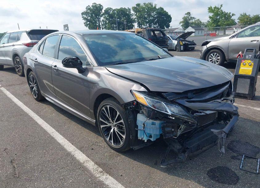 2019 Toyota Camry SE (VIN 4T1B11HK1KU224726) main photo