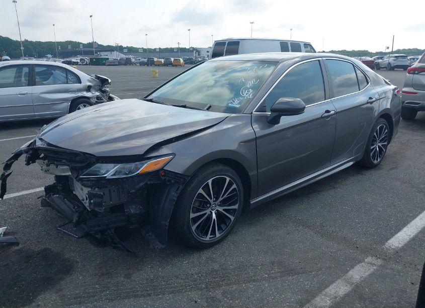 Photo 2 of 2019 Toyota Camry SE (VIN 4T1B11HK1KU224726)