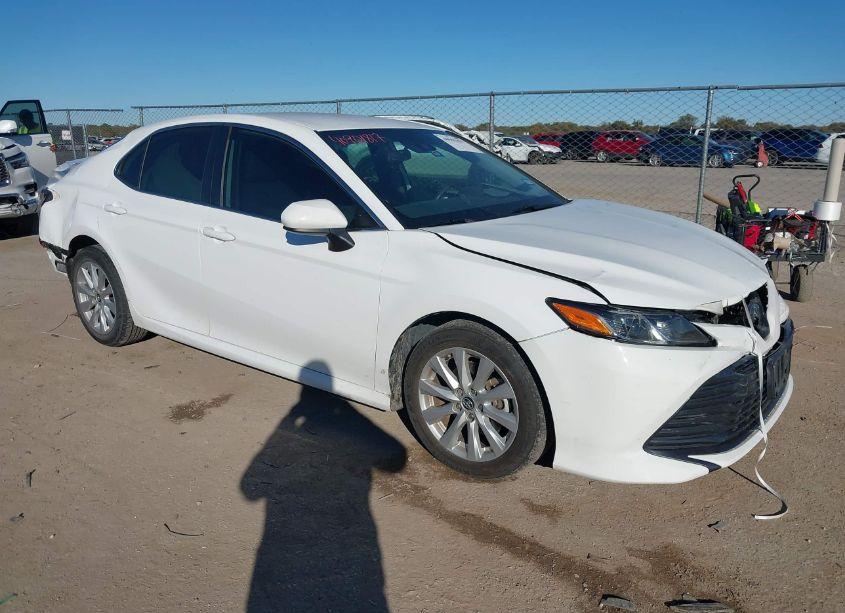 2019 Toyota Camry LE (VIN 4T1B11HK1KU225021) main photo