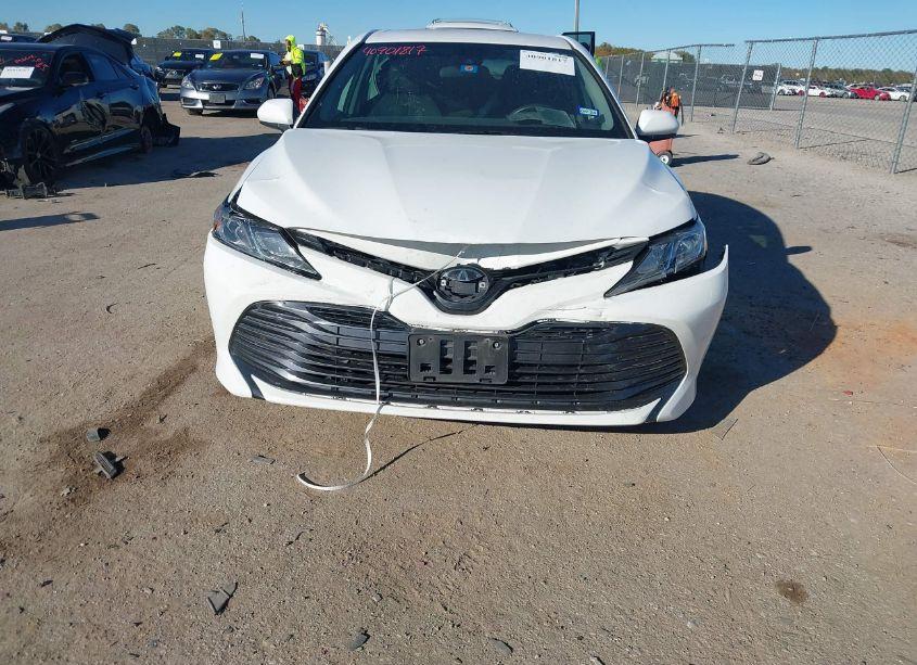Photo 13 of 2019 Toyota Camry LE (VIN 4T1B11HK1KU225021)