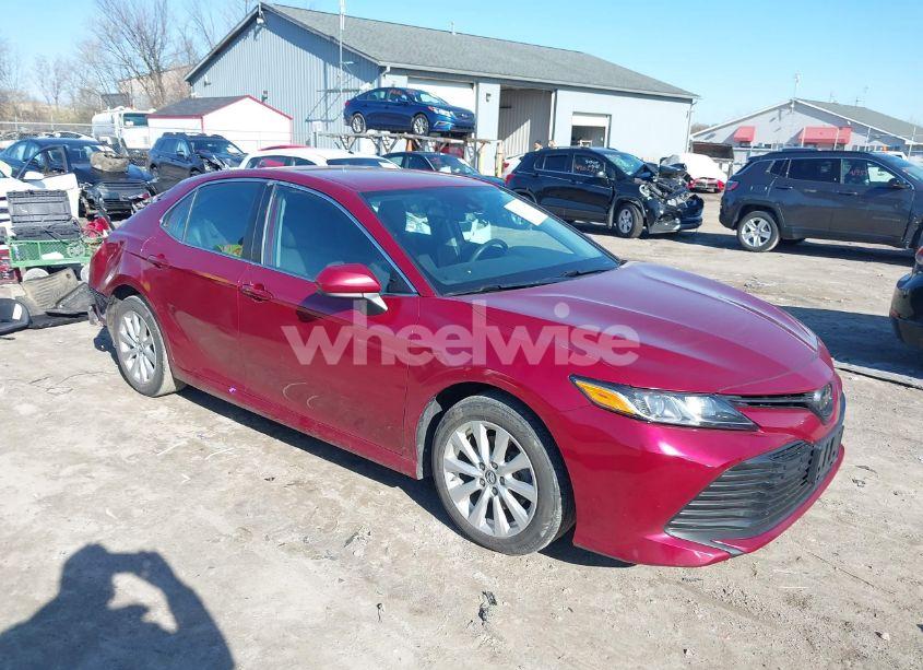 2019 Toyota Camry LE (VIN 4T1B11HK1KU233345) main photo