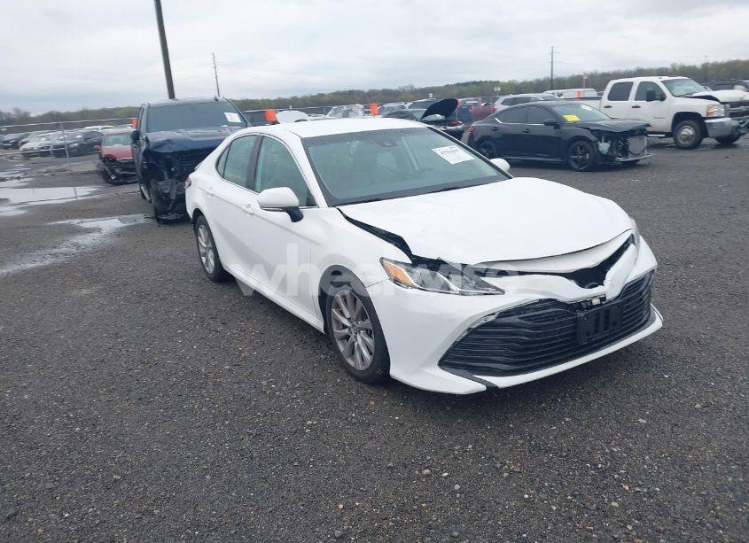 2019 Toyota Camry LE (VIN 4T1B11HK1KU252879) main photo
