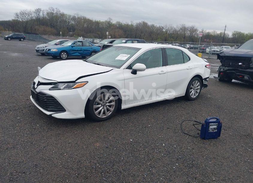 Photo 2 of 2019 Toyota Camry LE (VIN 4T1B11HK1KU252879)
