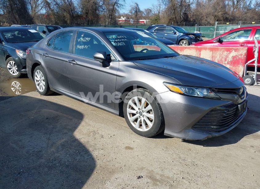 2019 Toyota Camry LE (VIN 4T1B11HK1KU259007) main photo