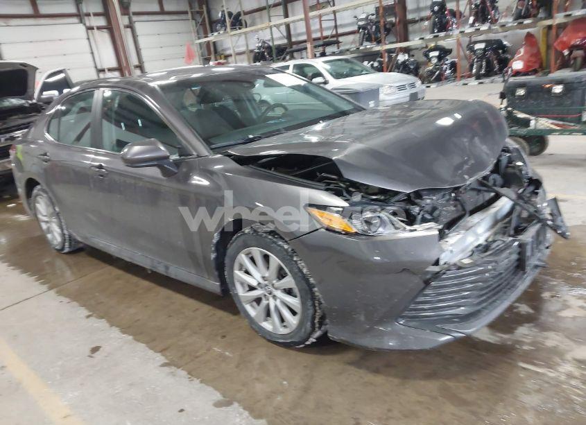 2019 Toyota Camry LE (VIN 4T1B11HK1KU291214) main photo