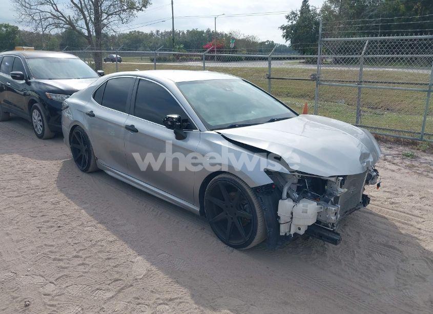 2019 Toyota Camry SE (VIN 4T1B11HK1KU694335) main photo