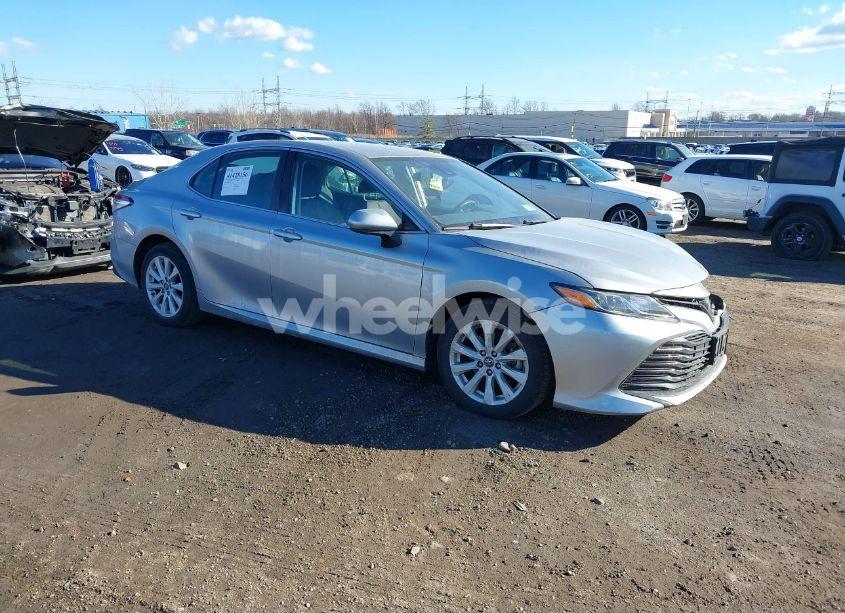 2019 Toyota Camry LE (VIN 4T1B11HK1KU702188) main photo